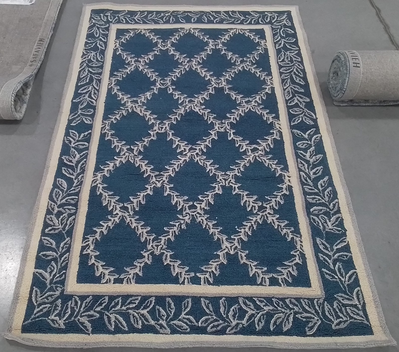 NAVY / CREME 3′-9″ x 5′-9″ Back Stain Rug, Reduced Price 1172781261 HK230N-4
