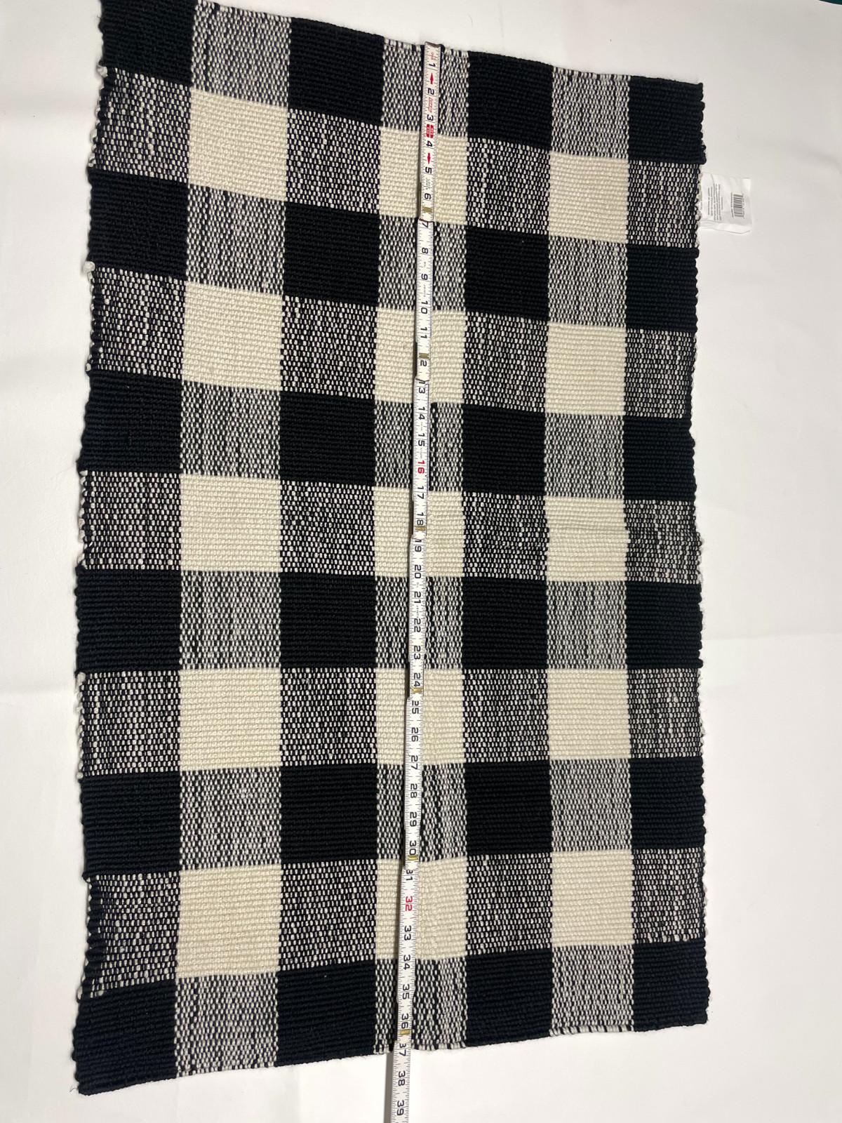 Mainstays Approx 24×36 Black & White Outdoor Layering Rug Chindi Woven PET Plaid