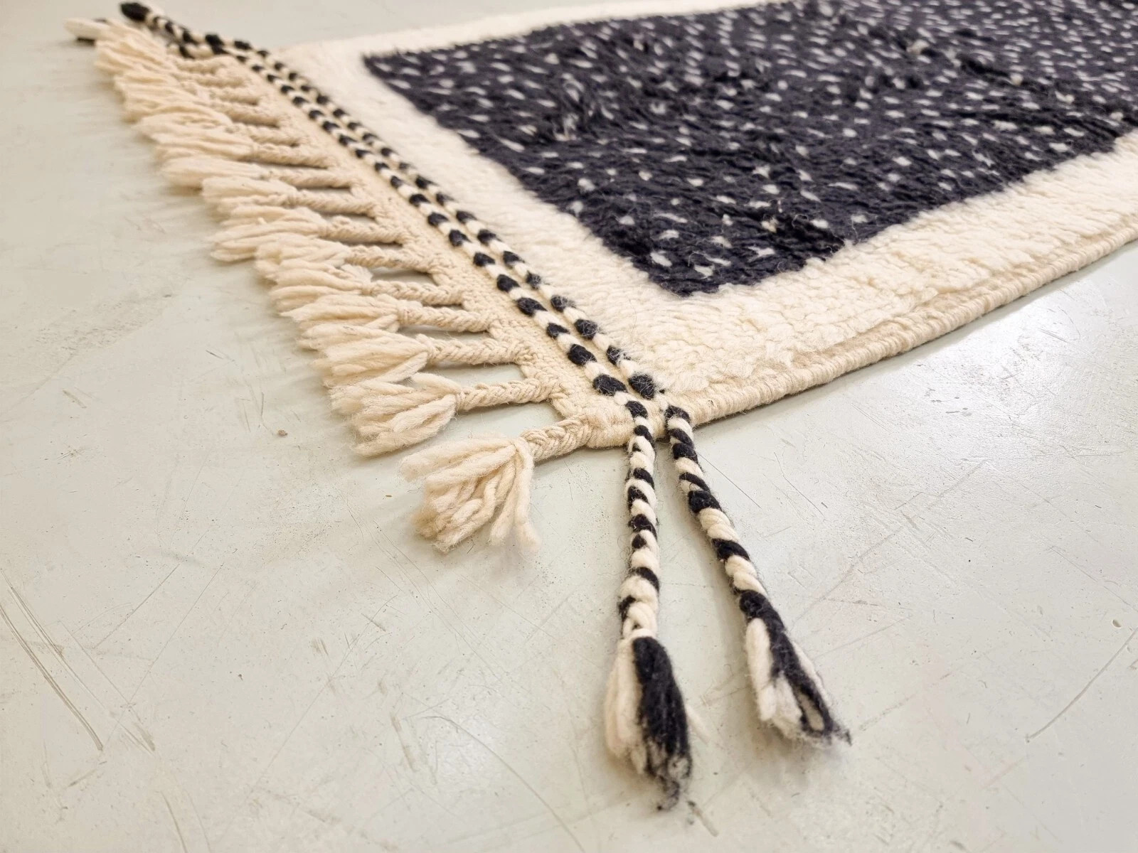 Luxury Color Black & White Moroccan Berber Wool Rug Handmade Design Carpet Rug