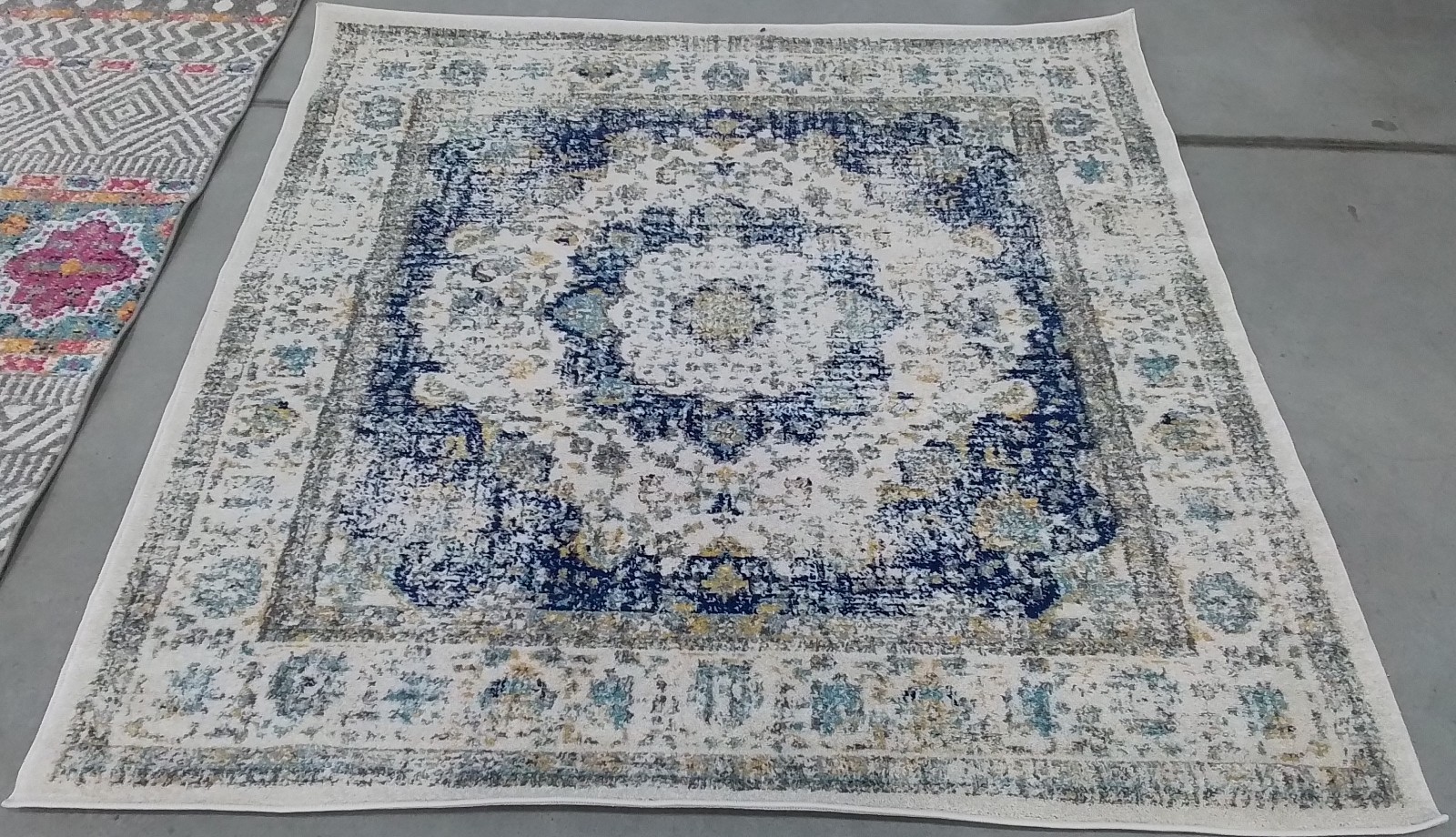 IVORY / BLUE 5′-3″ x 5′-3″ Flaw in Rug, Reduced Price 1172776374 EVK220C-5SQ