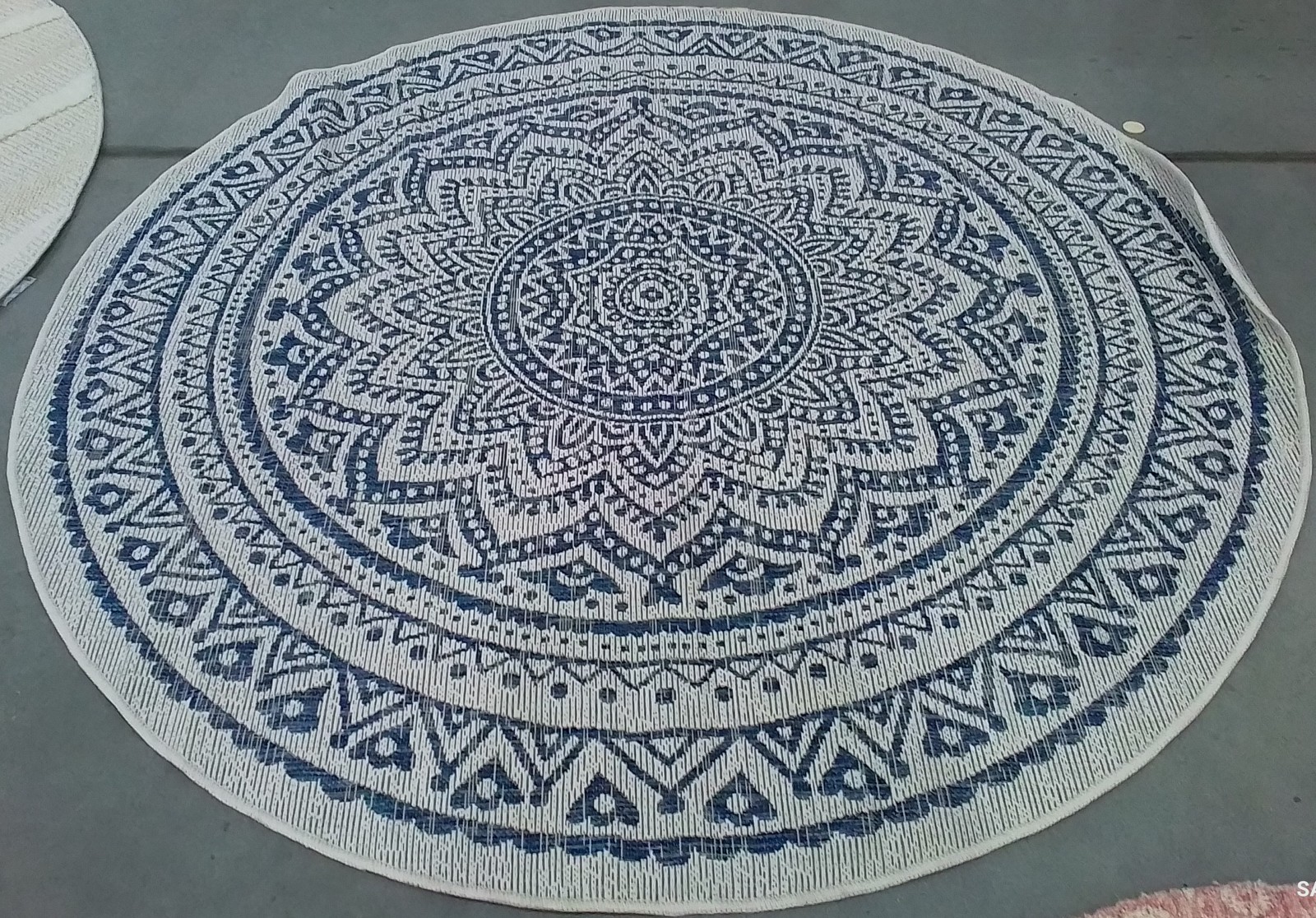 IVORY / NAVY 6′-7″ x 6′-7″ Stained Rug, Reduced Price 1172805622 CY8734-53412-7R