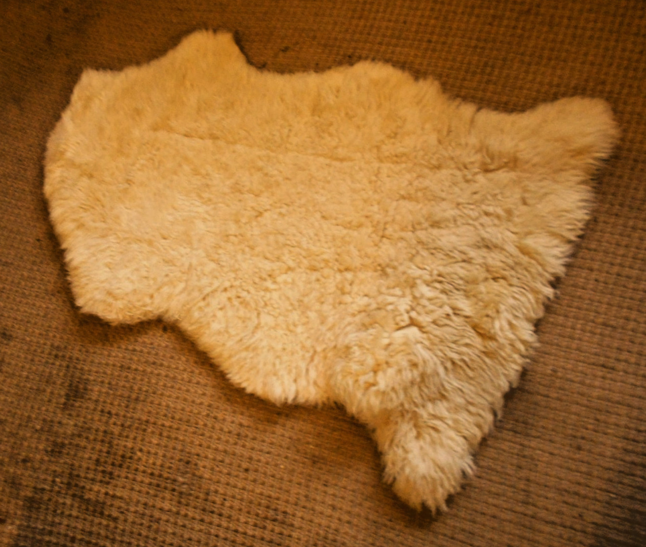 AUSTRALIAN 100% WHITE SHEEPSKIN LAMBSKIN RUG 96 X 66 CM OR 38 X 26 INCH LOT C