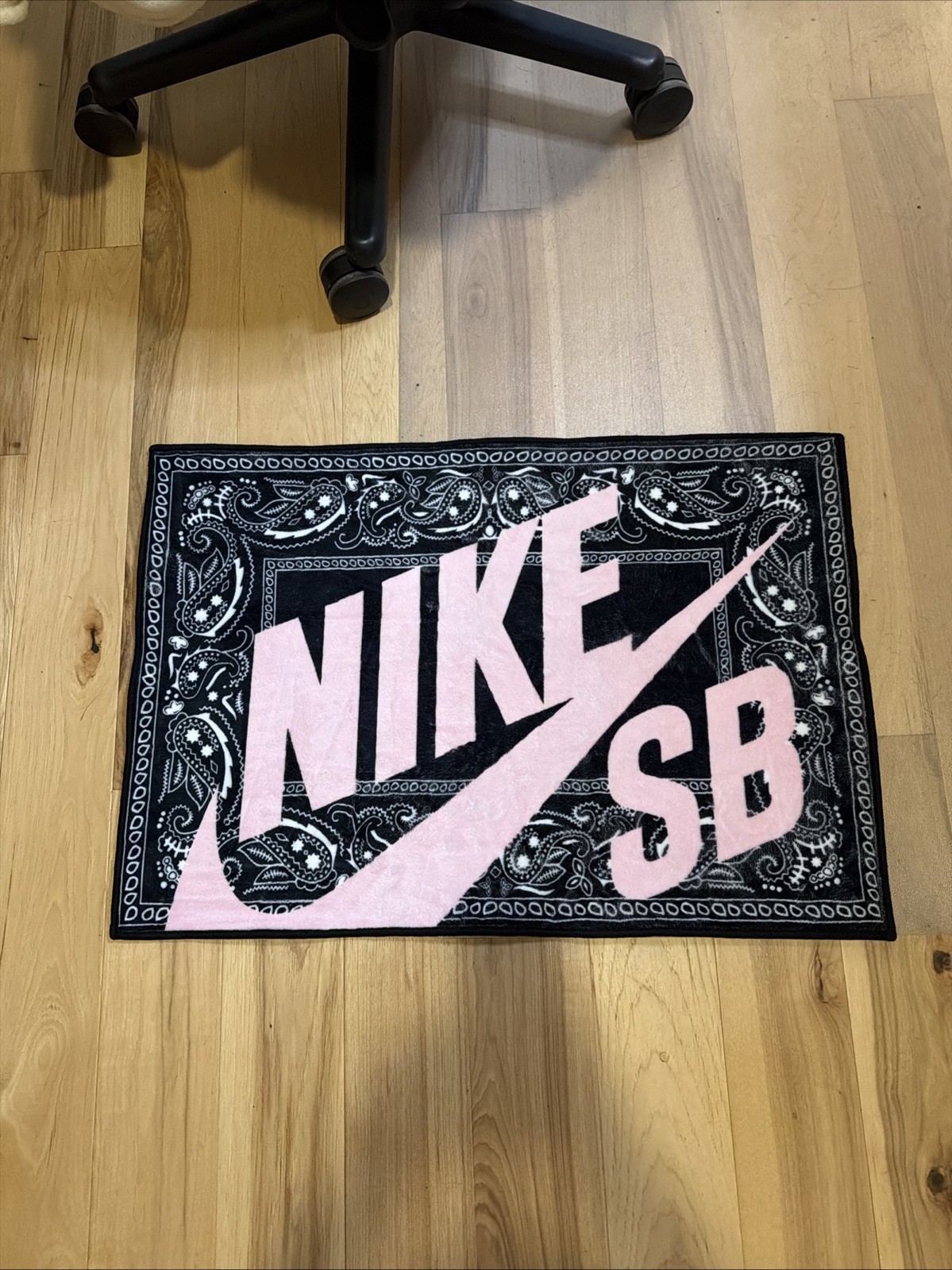 Nike SB Travis Scott – Logo Area Floor Rug Paisley/Black/Pink 32 X 19