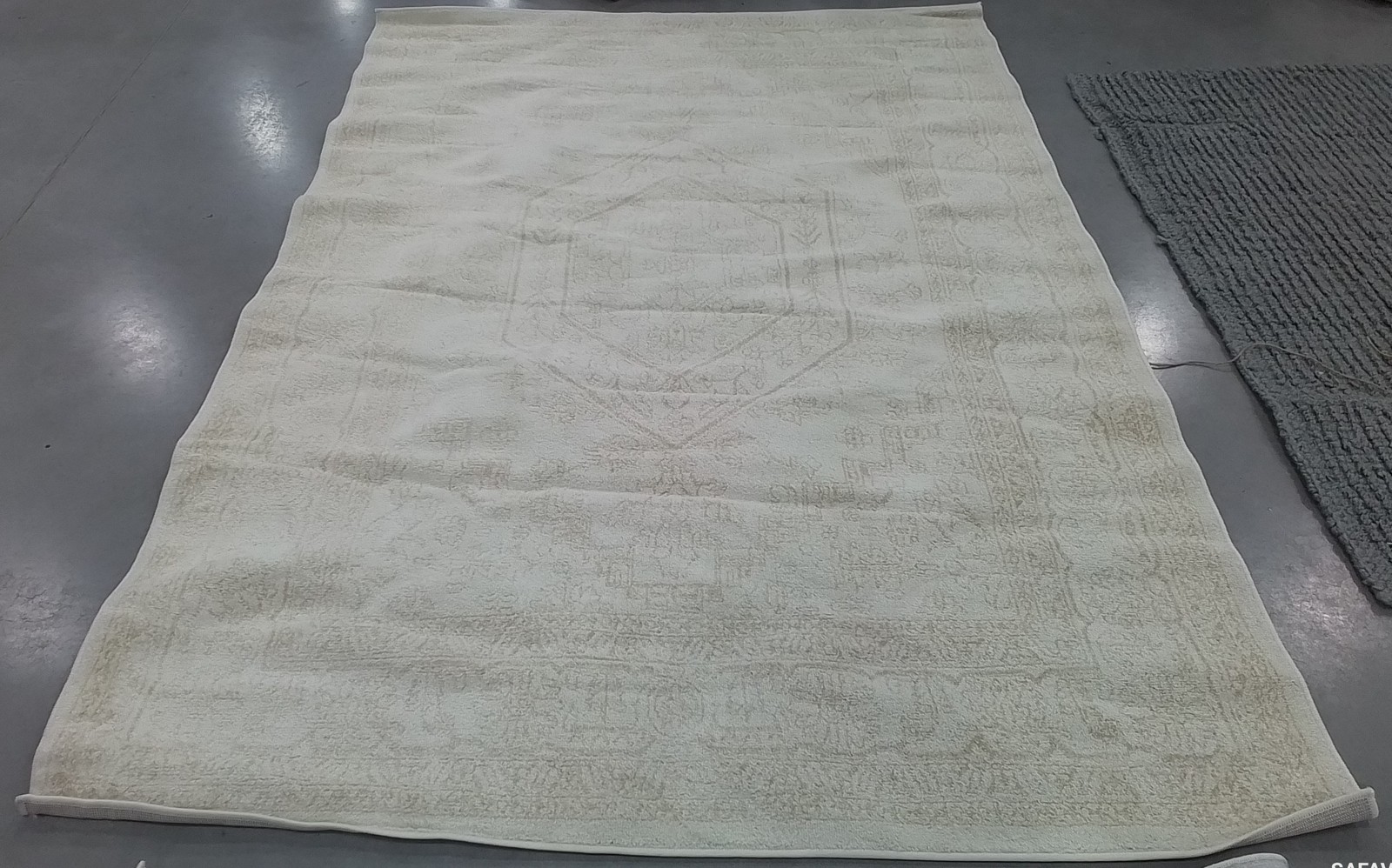 IVORY / BEIGE 6′-0″ x 9′-0″ Back Stain Rug, Reduced Price 1172804752 ADR108E-6
