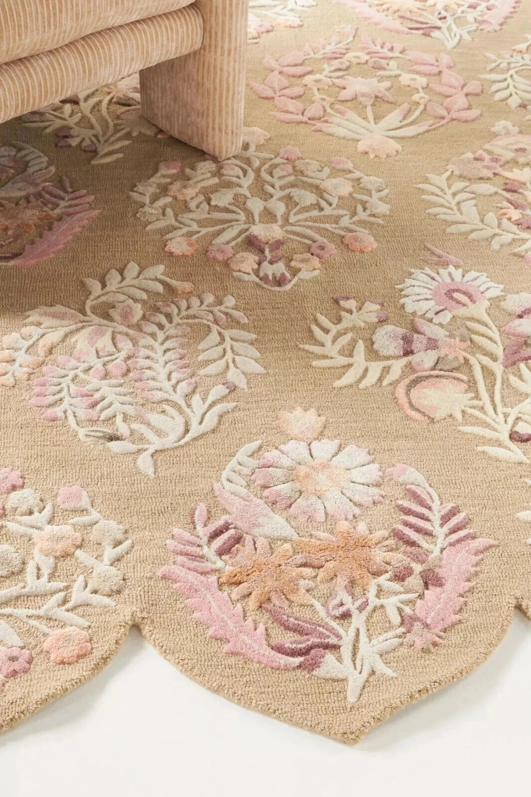 Hand-Tufted Wool & Silk Floral Rug Neutral Scalloped Edge Carpet – Rayna Design