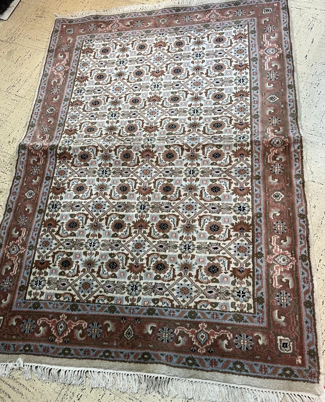 Area Rug in Multicolored AREA RUGS 4 x 6 MISC PATTERNS AND COLORS