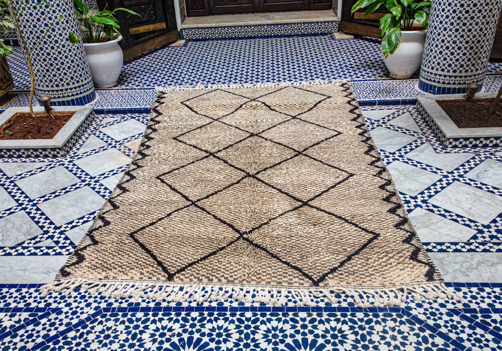 BENI OURAIN MOROCCAN BERBER RUG CARPET – Brown Black Beige Lattice – 5.6 x 8.9