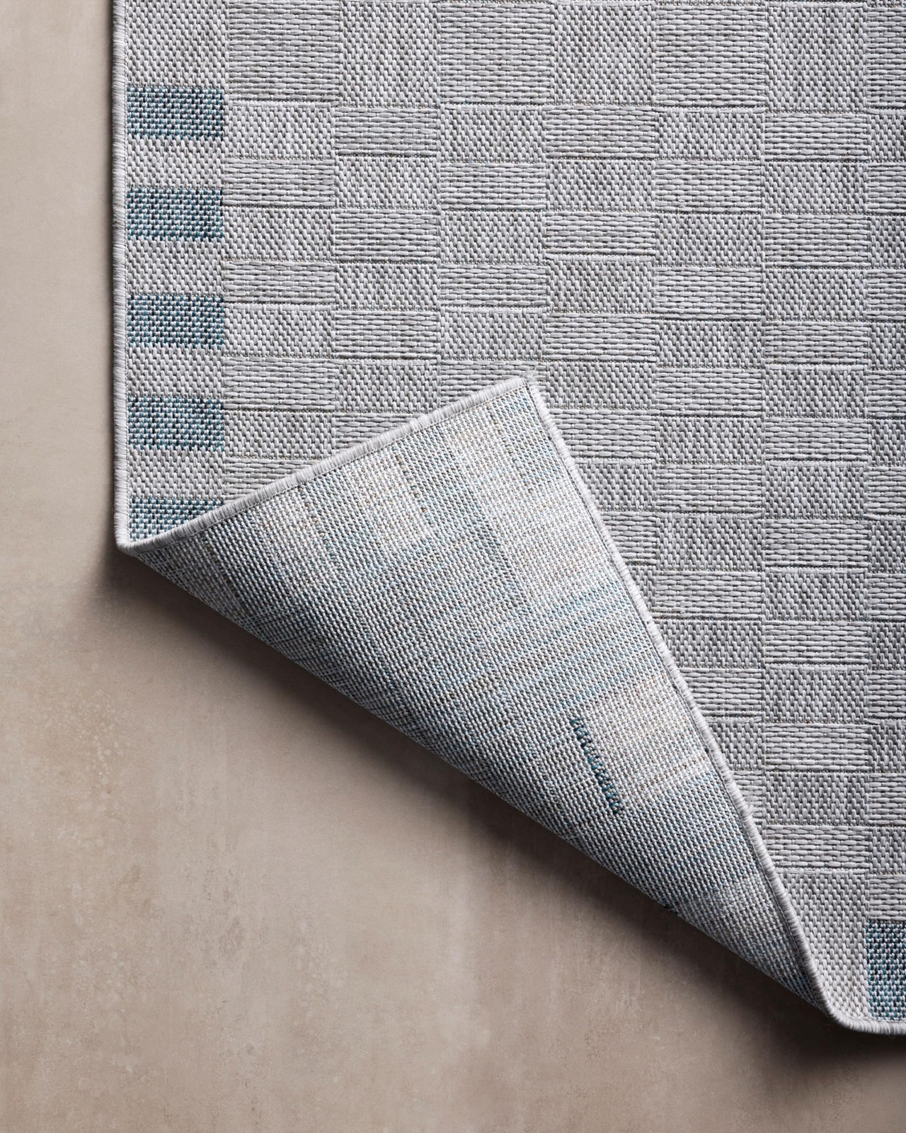 Loloi TOP-07 Silver/Blue 2′-3″ x 3′-9″ Indoor/Outdoor Area Rug