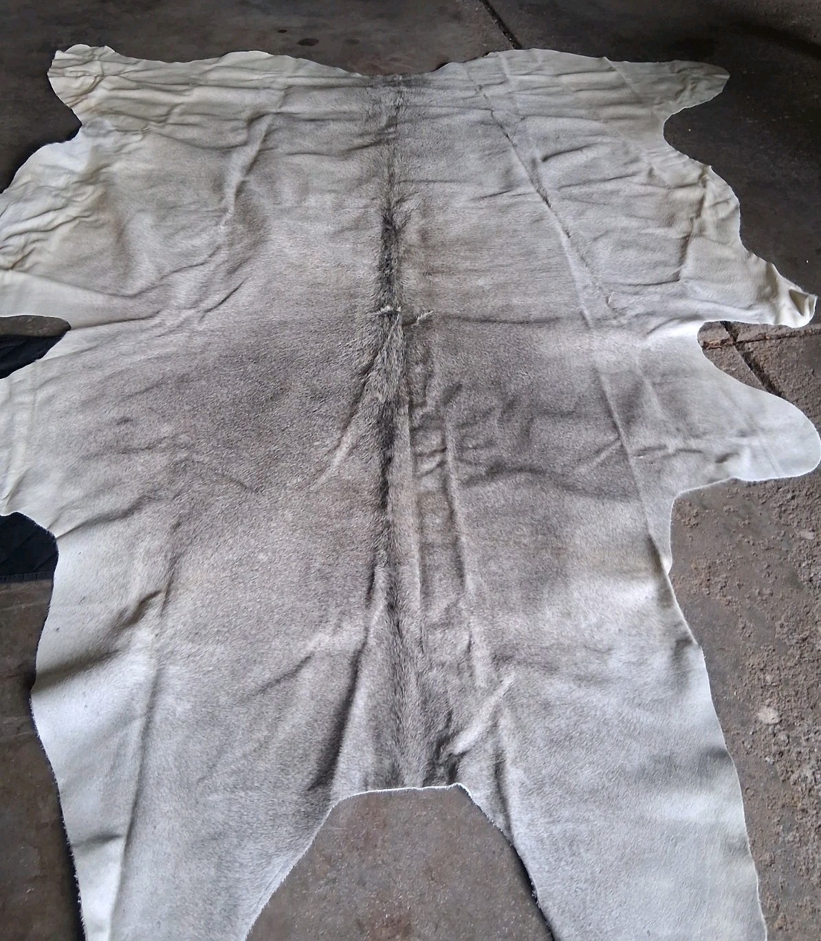 Gaucho Extra Large Luxurious Cowhide 5’5″ x 6’3″ (Rectangular) – gray/beige