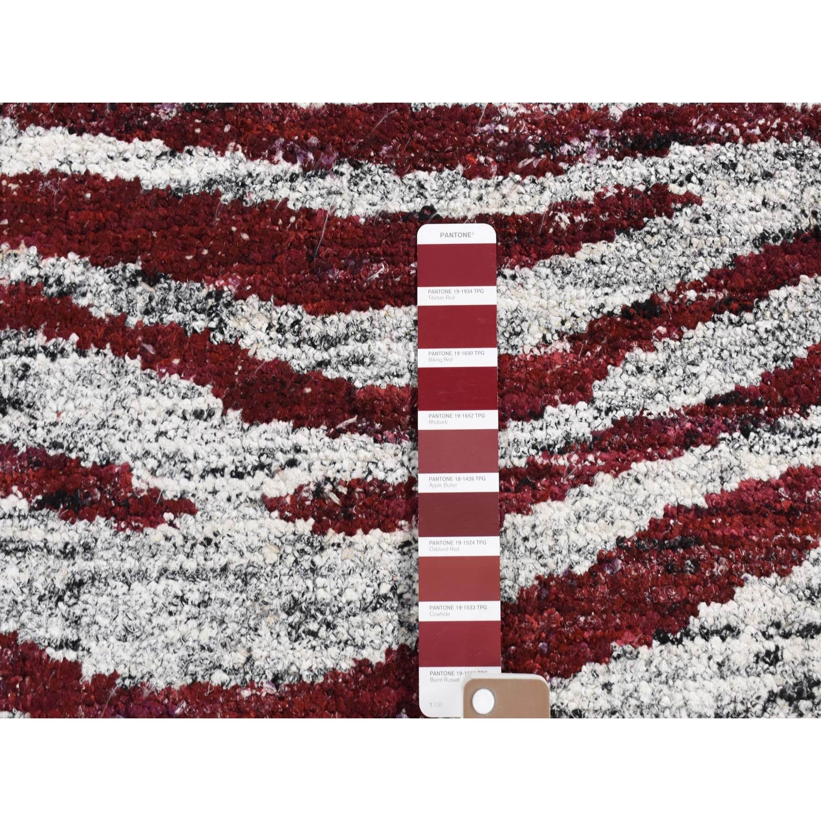 8’10” x 11’9″ Red Thick Man Made Silk Modern Design Hand Knotted Rug R80821