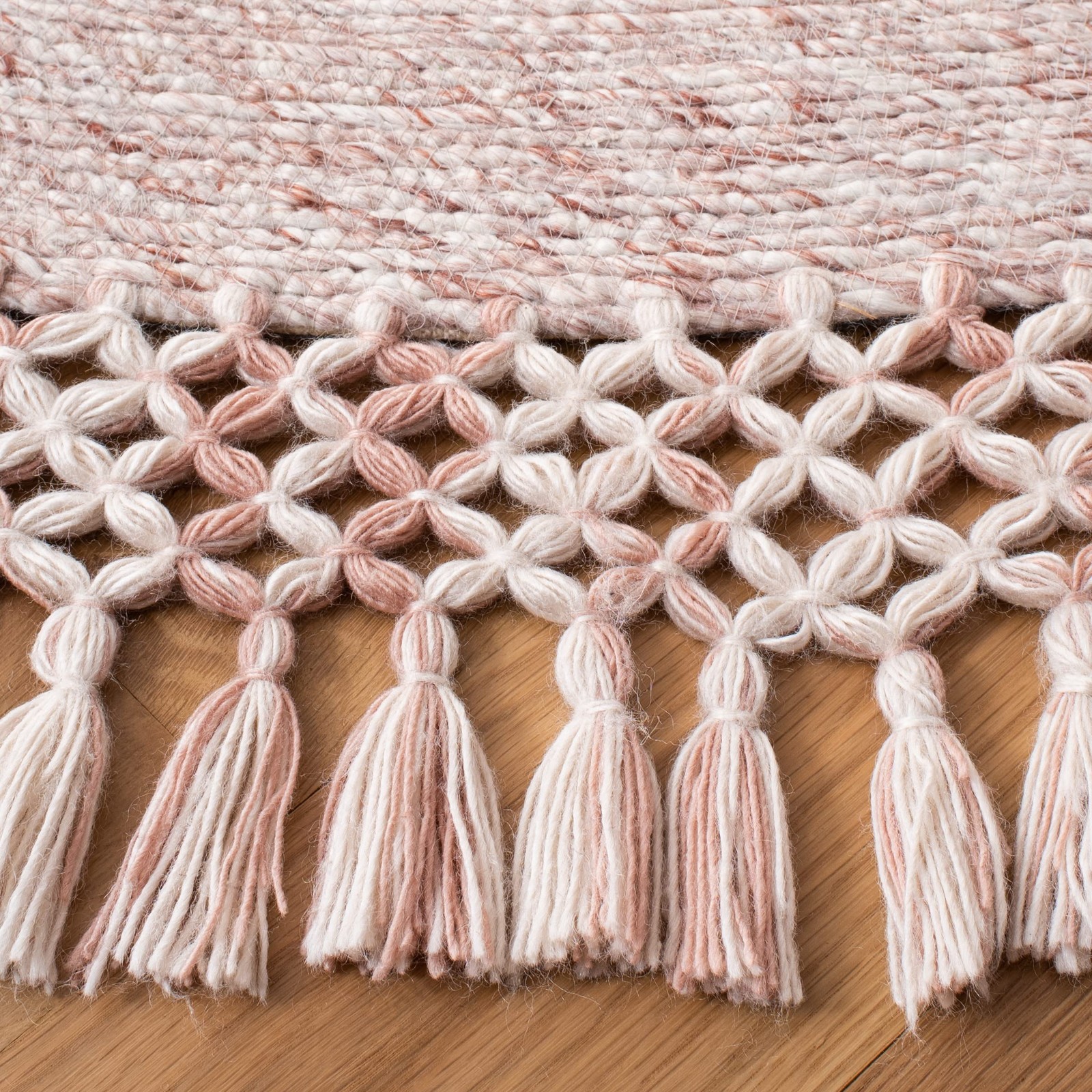 SAFAVIEH Sahara Collection 3′ Round Pink SAH490U Handmade Boho Tassel Area Rug