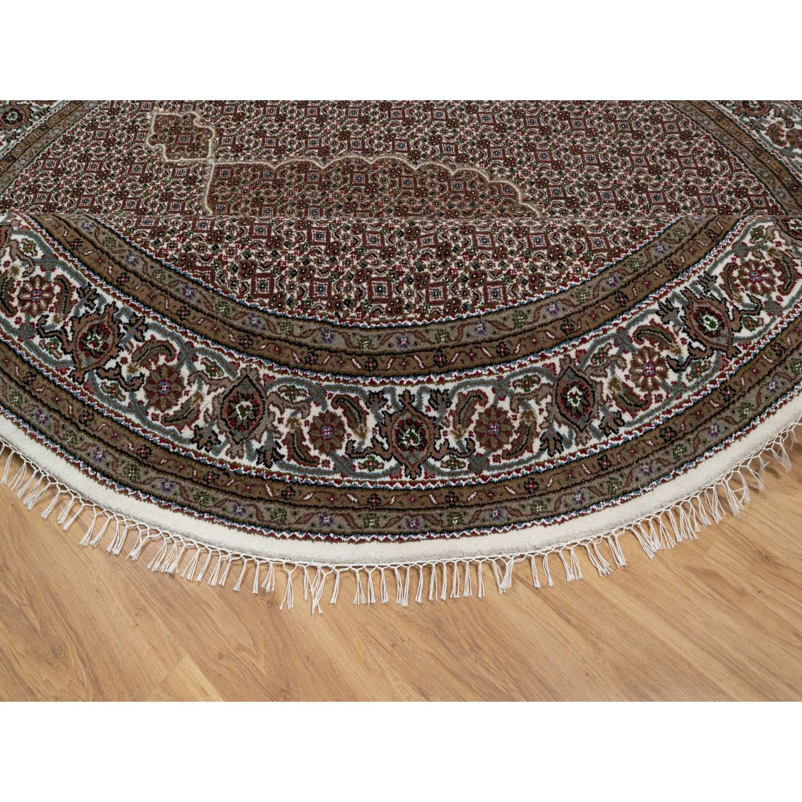 7’6″x7’6″ White Tebraz Mahi with Fish Design Hand Knotted Wool Round Rug R91042