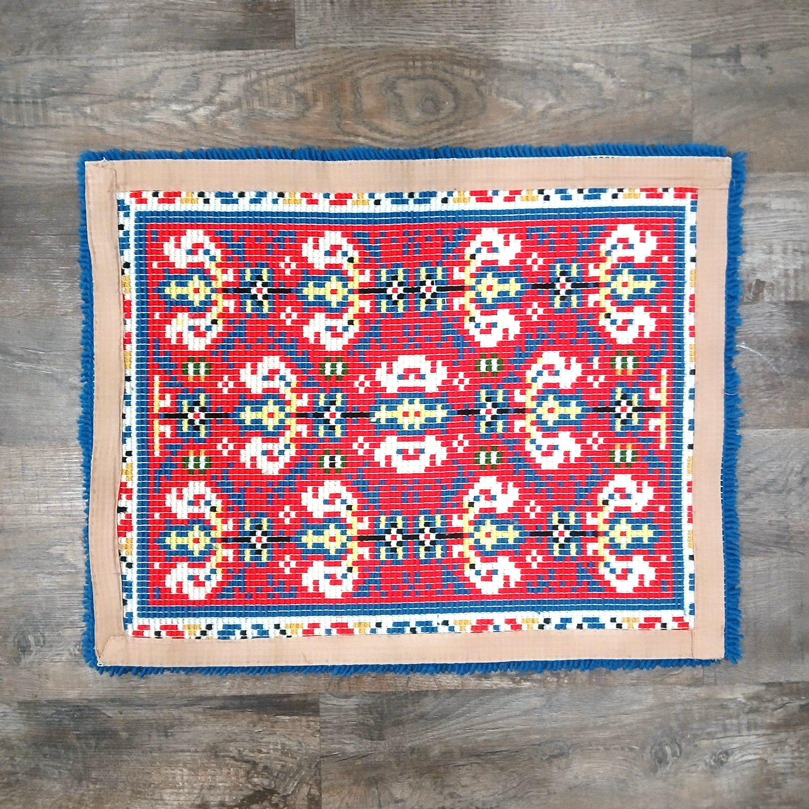 Vtg MCM Latch Hooked Rug Canvas Back Red White Blue 28×22″ Geometric Retro Nice
