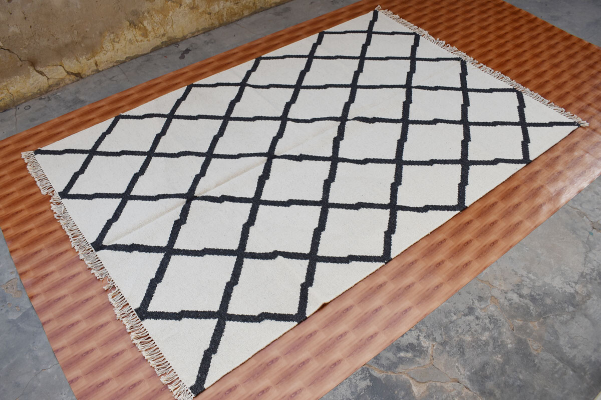 Black and White Hand Woven Wool Rug 5×8 ft Turkish Kilim Dhurrie Afghan Area Rug