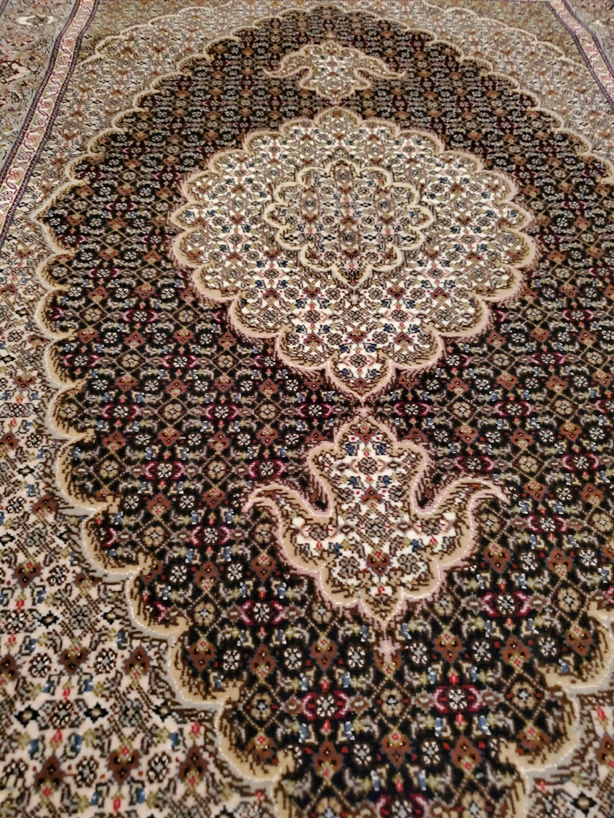 REDUCED!! Wool and silk Oriental Carpet Collectors select