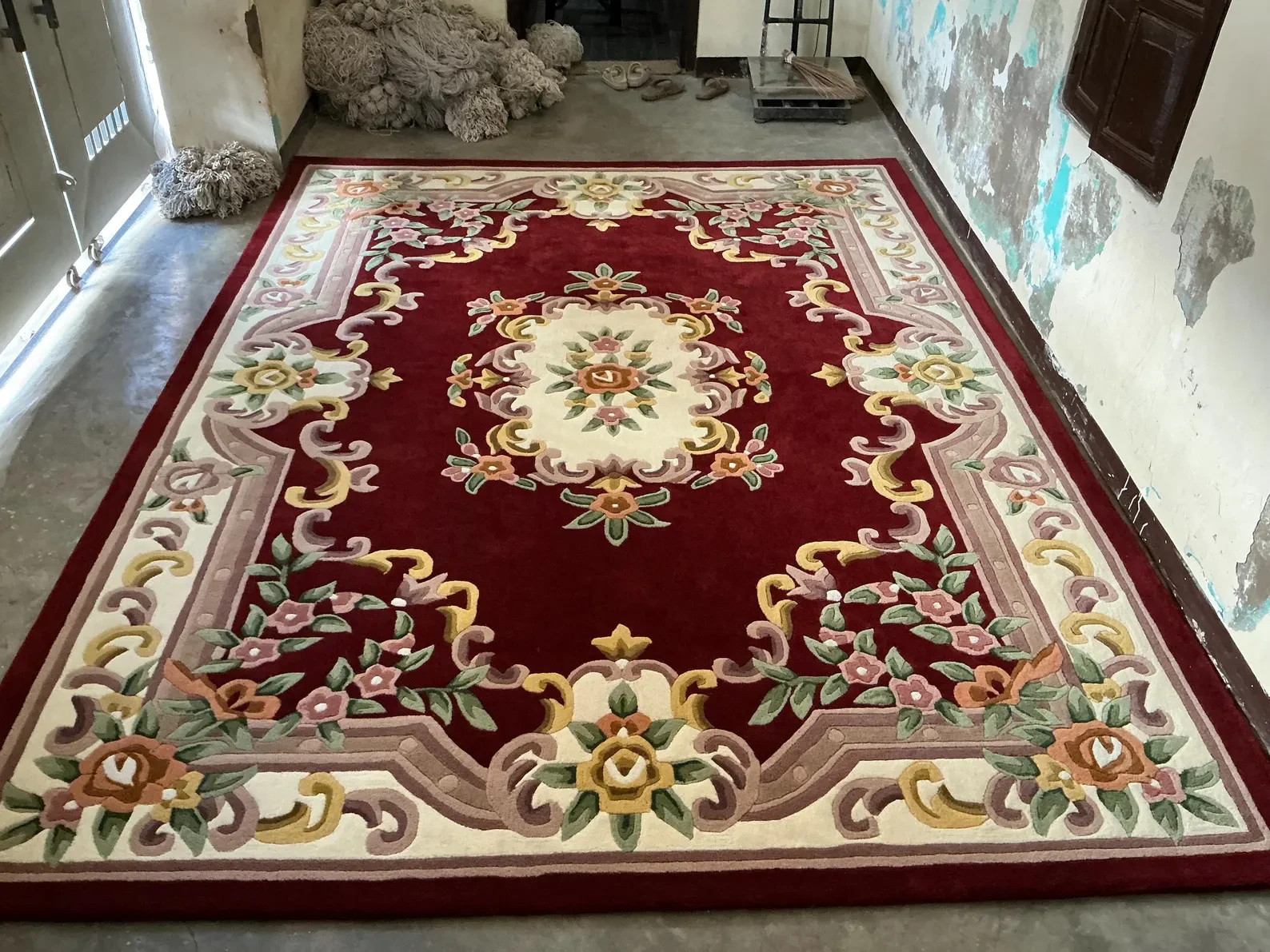 Red Hand Tufted Wool Rug Floral Medallion Design 5×7 Design, Ivory Traditional