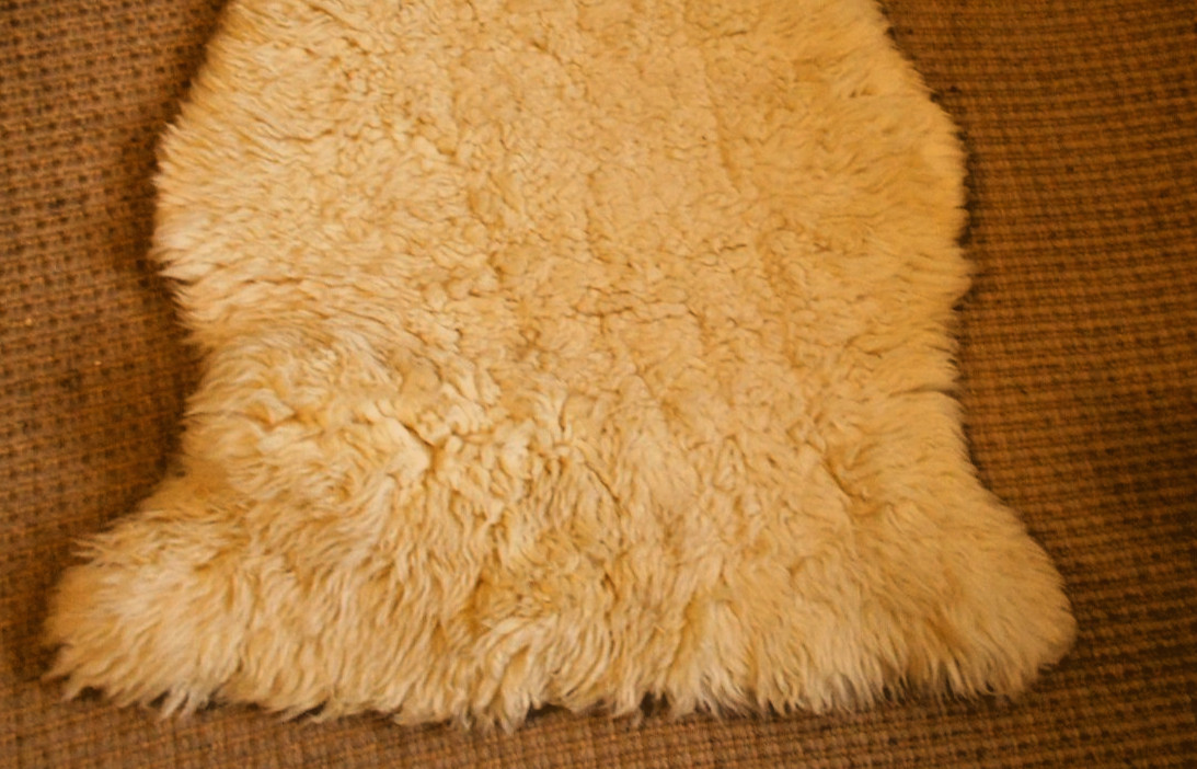 AUSTRALIAN 100% WHITE SHEEPSKIN LAMBSKIN RUG 96 X 66 CM OR 38 X 26 INCH LOT C