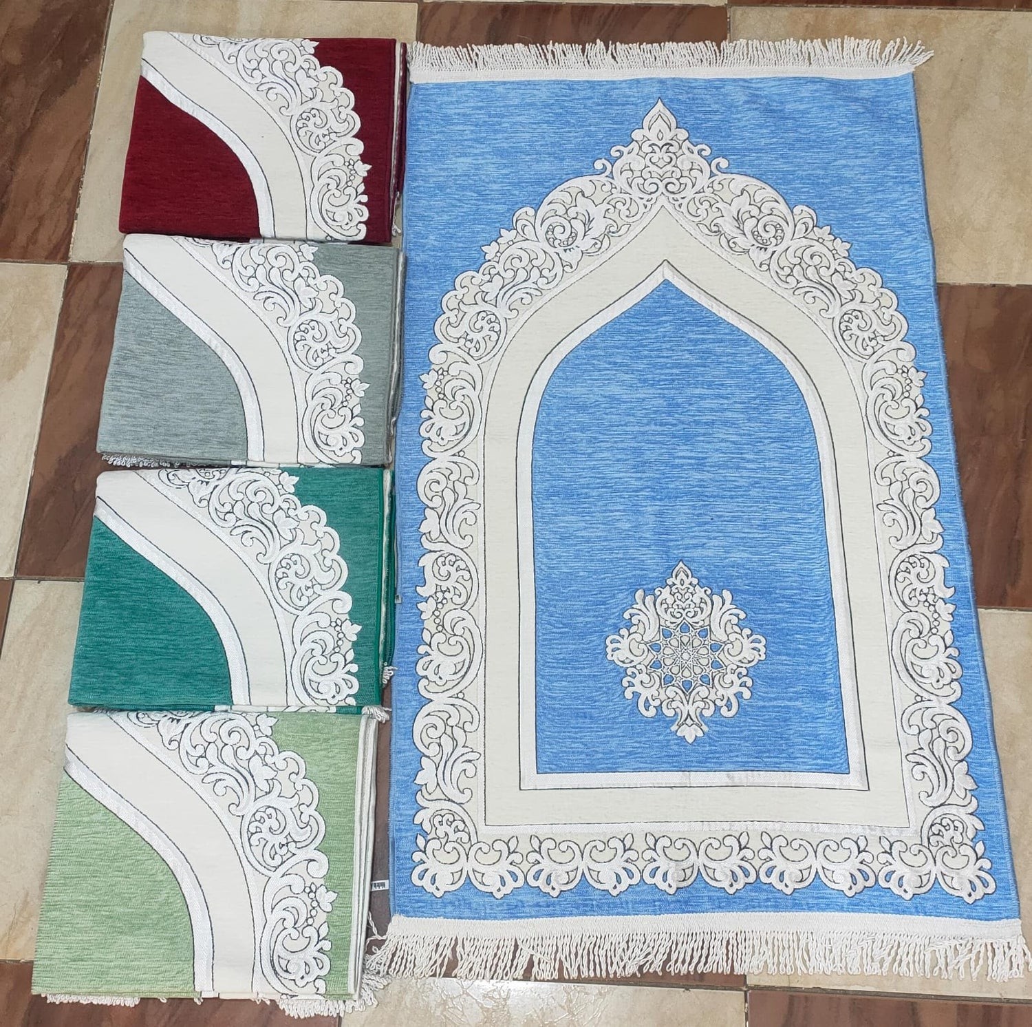 Luxurious Velvet Prayer Mat – Soft, Elegant & Foldable