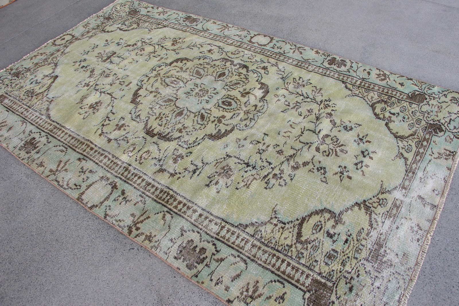 Vintage Turkish Rug 4,9×8,3 ft, Green Floral Rug