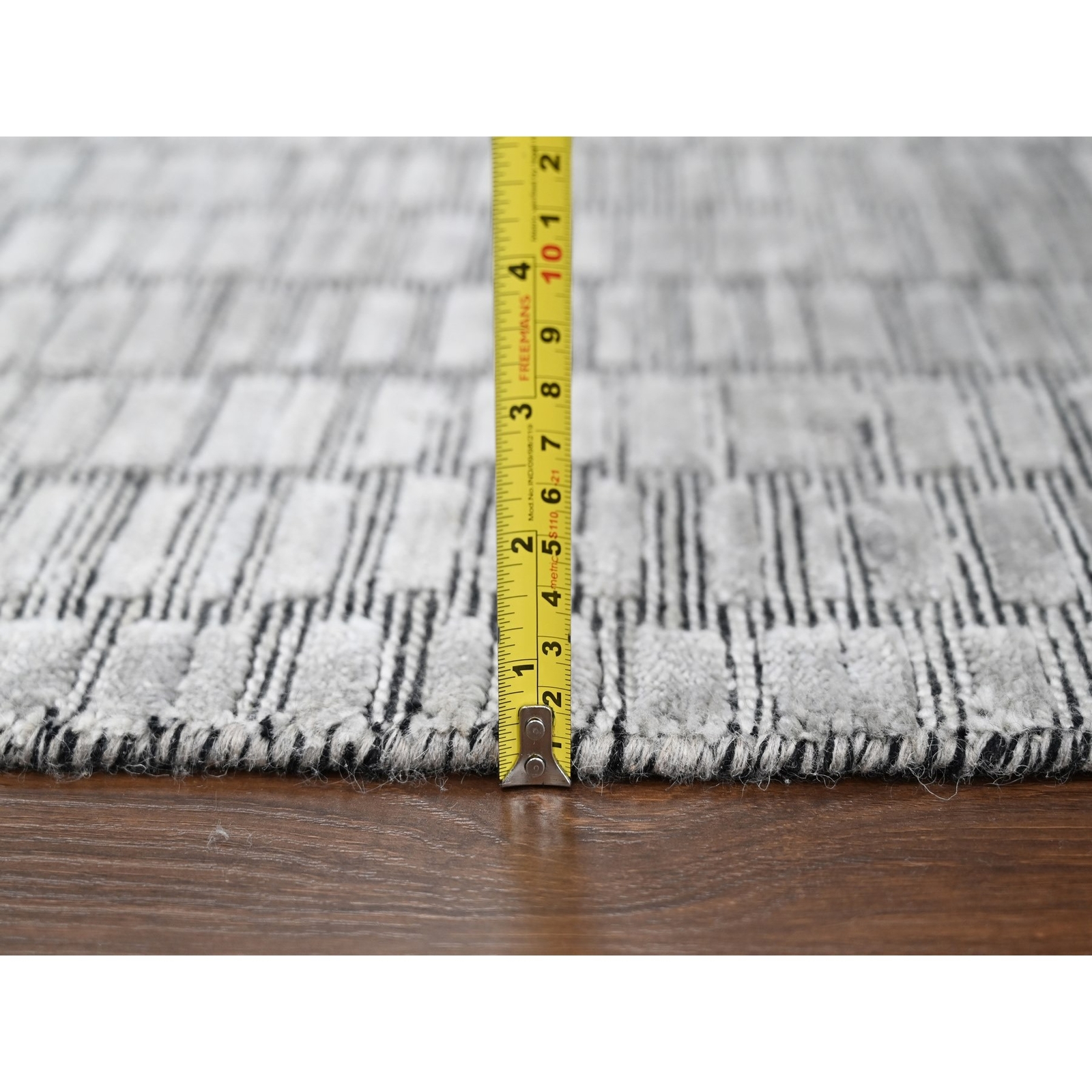 7’10″x10′ Gray and Black Modern Design Hand Loomed Pure Wool and Silk Rug R84307