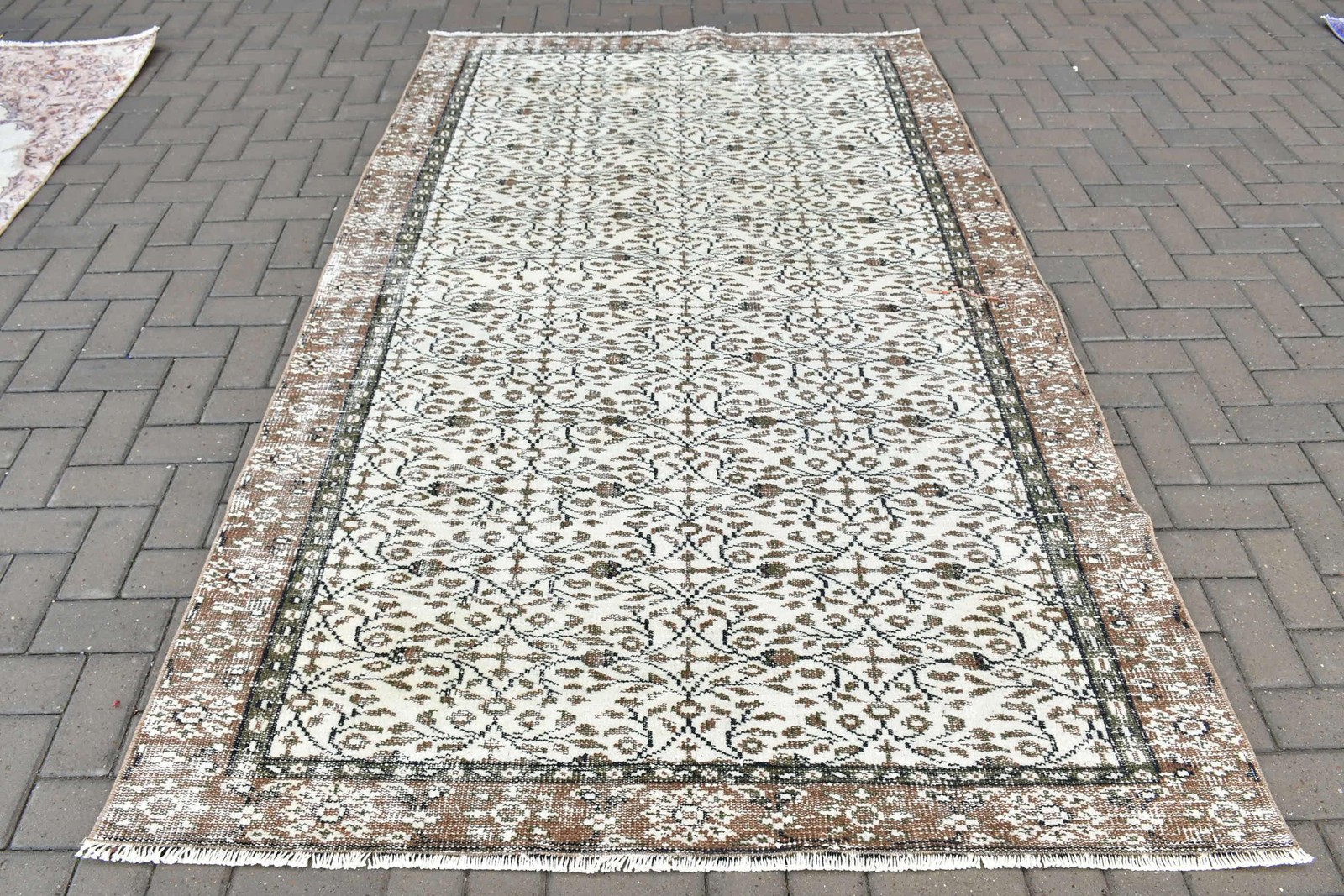 Vintage Turkish Rug 5,1×8,5 ft (156×258 cm), White Bordered Rug