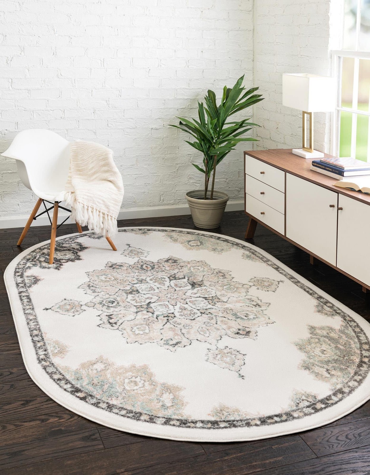 Parker Collection Area Rug – Kokulu (5′ x 8′ Oval, Ivory/ Beige)
